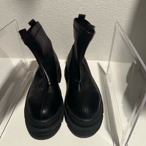 Black boot us size 9